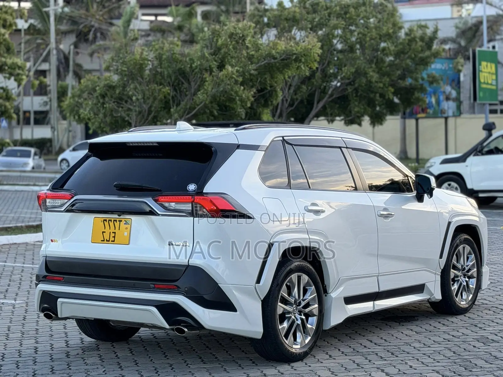 Toyota RAV4 2021 White