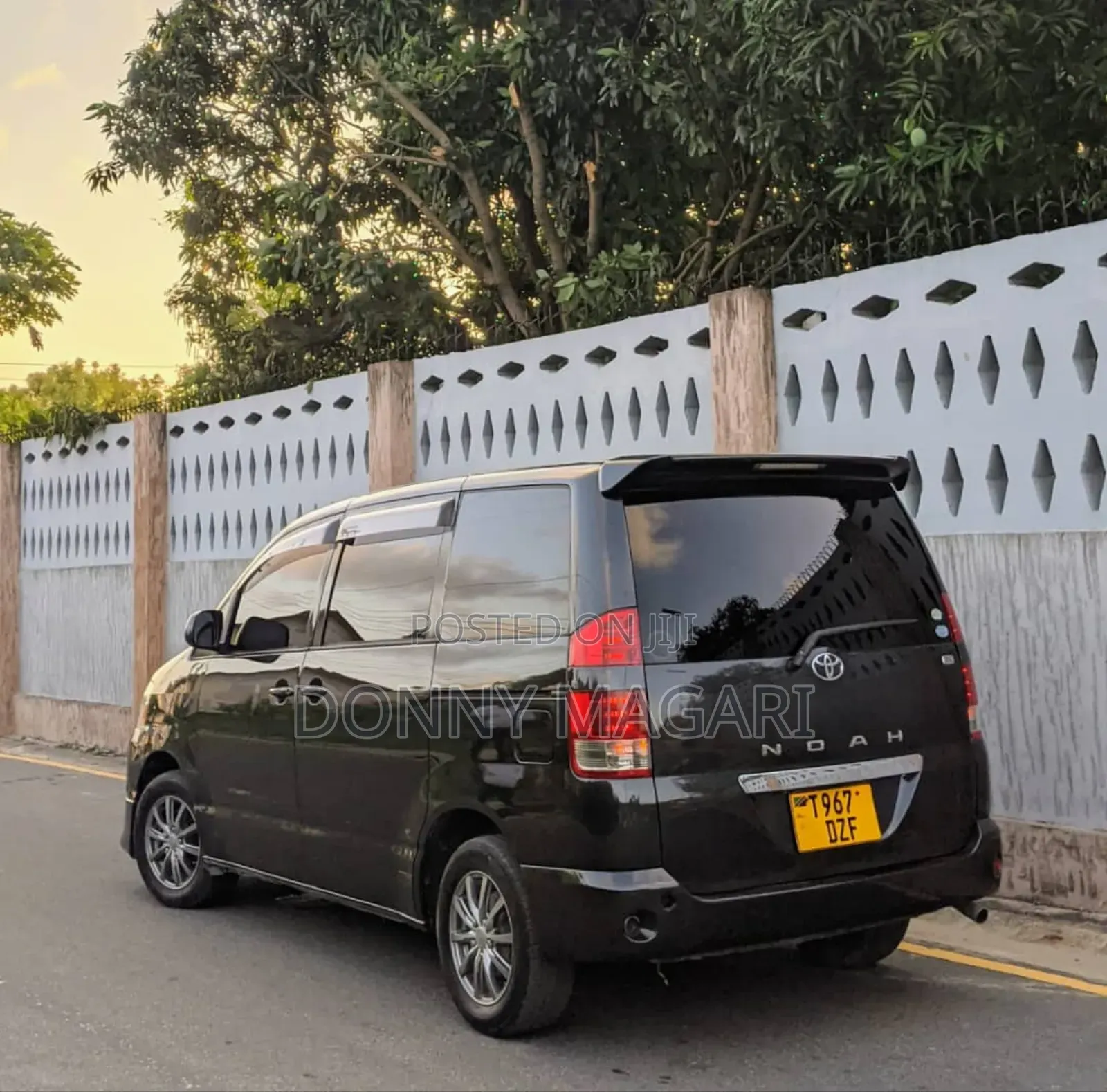 Toyota Noah 2.0 AWD (8 Seater) 2005 Black