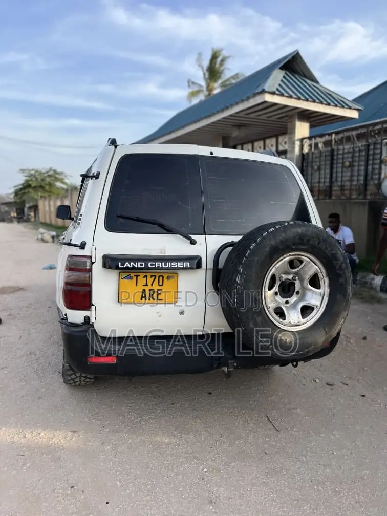 Toyota Land Cruiser 2002 White