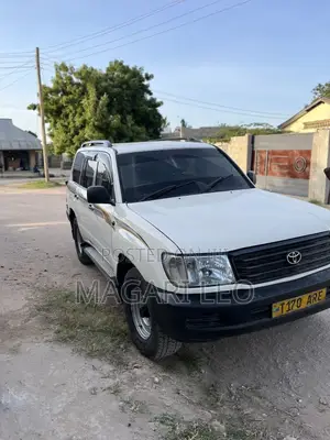 Toyota Land Cruiser 2002 White
