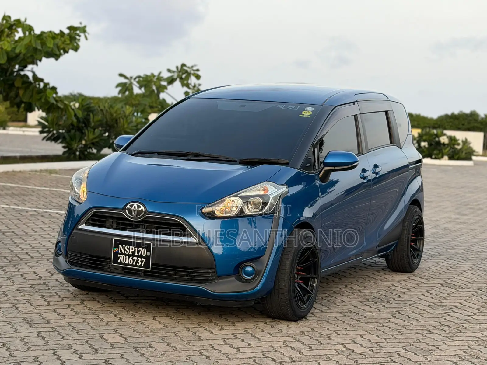 Toyota Sienta 2015 Blue