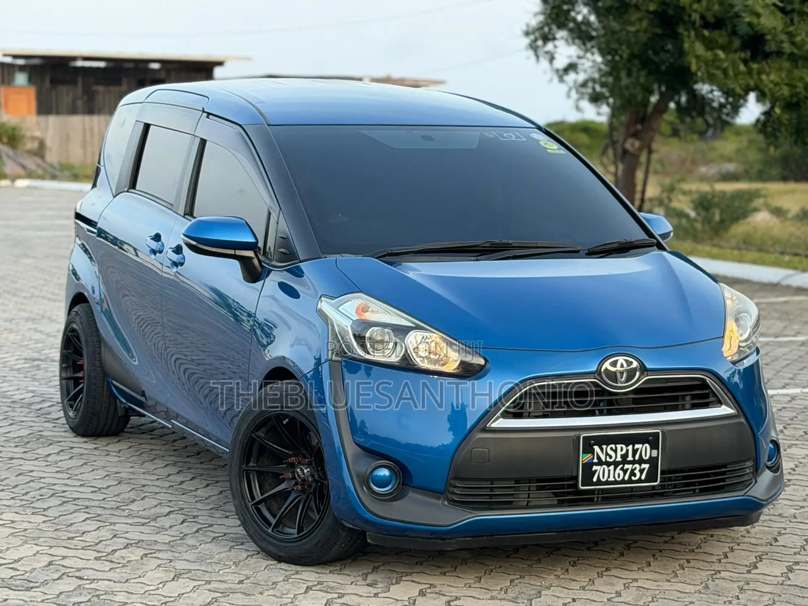 Toyota Sienta 2015 Blue