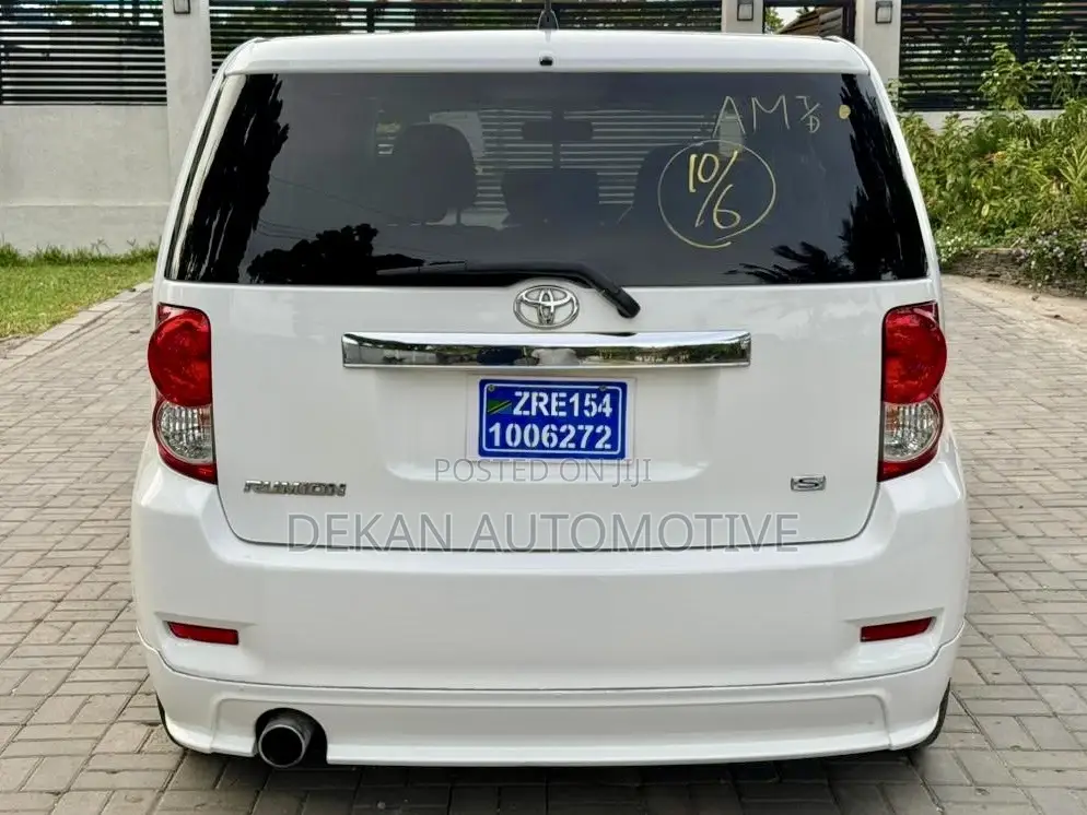 Toyota Corolla Rumion Hatchback 1.5 FWD 2009 White