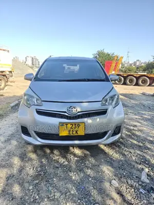 Toyota Ractis 1.3 FWD 2012 Silver