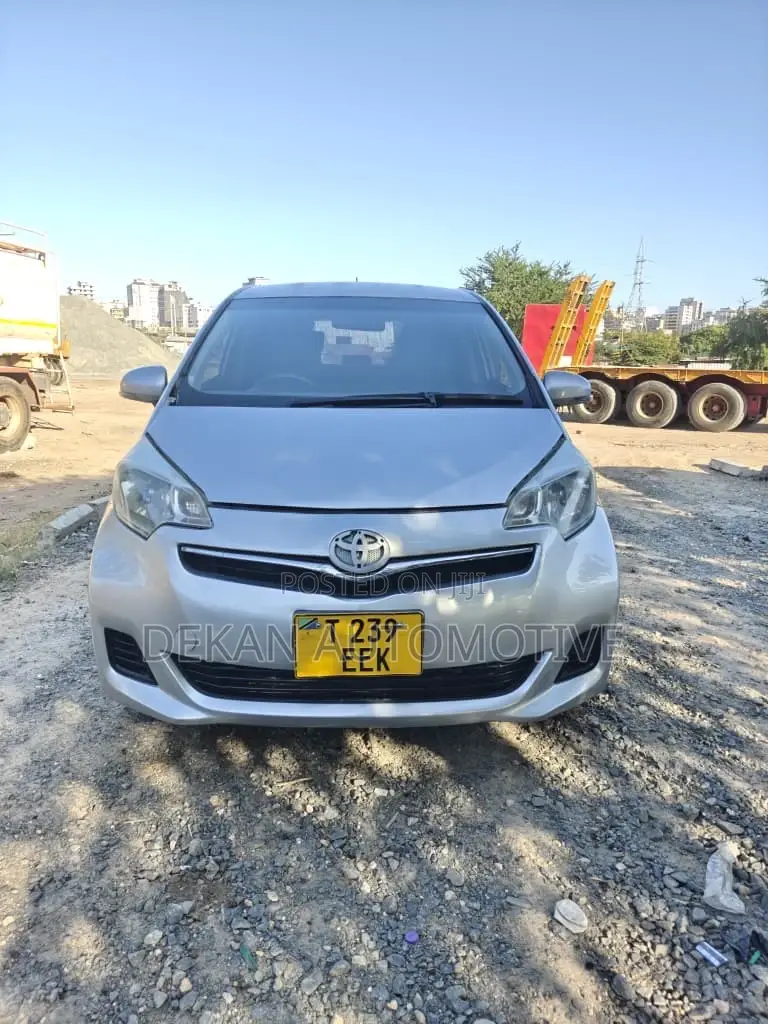 Toyota Ractis 1.3 FWD 2012 Silver