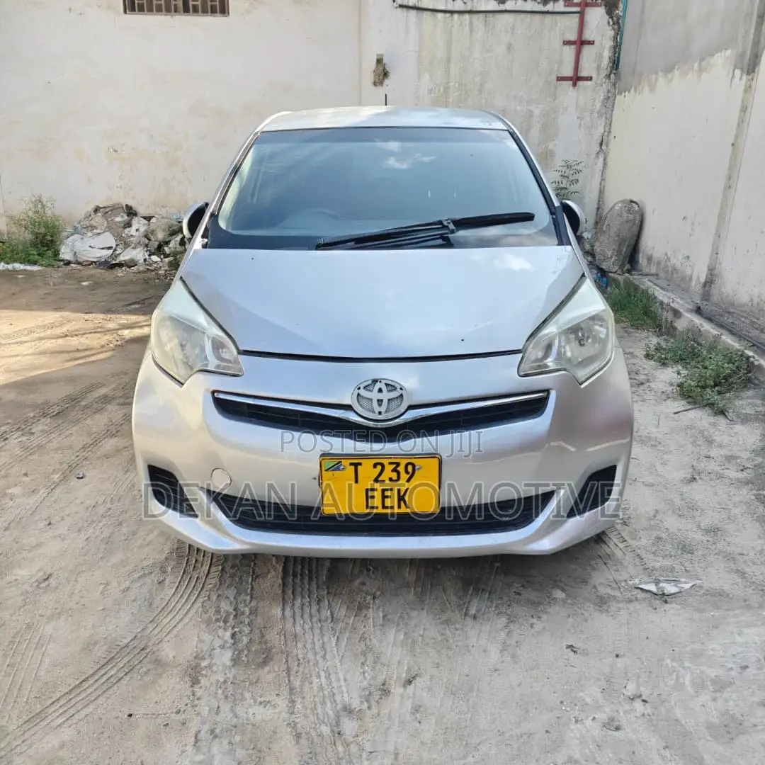 Toyota Ractis 1.3 FWD 2012 Silver
