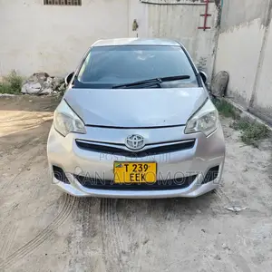 Toyota Ractis 1.3 FWD 2012 Silver