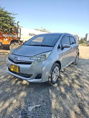 Toyota Ractis 1.3 FWD 2012 Silver