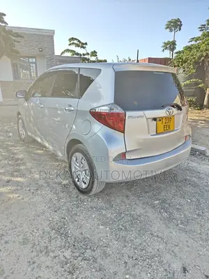 Toyota Ractis 1.3 FWD 2012 Silver