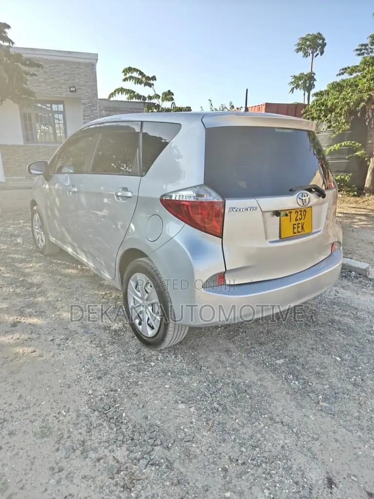 Toyota Ractis 1.3 FWD 2012 Silver
