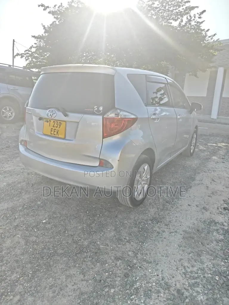 Toyota Ractis 1.3 FWD 2012 Silver