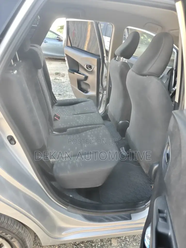 Toyota Ractis 1.3 FWD 2012 Silver