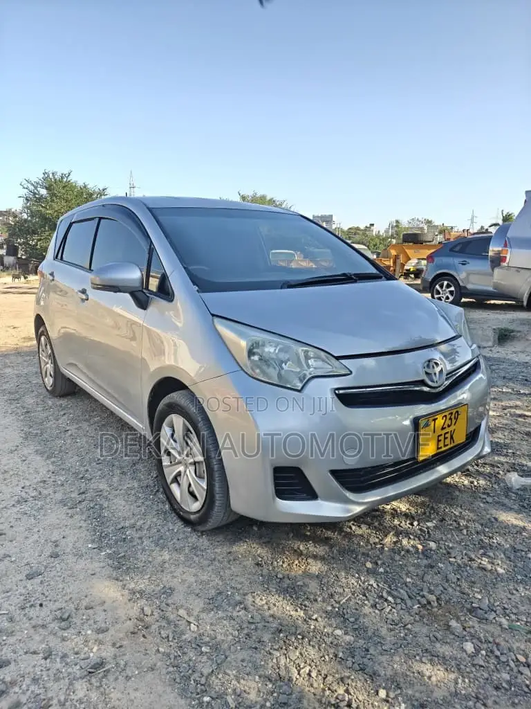 Toyota Ractis 1.3 FWD 2012 Silver