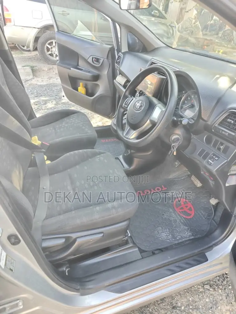 Toyota Ractis 1.3 FWD 2012 Silver