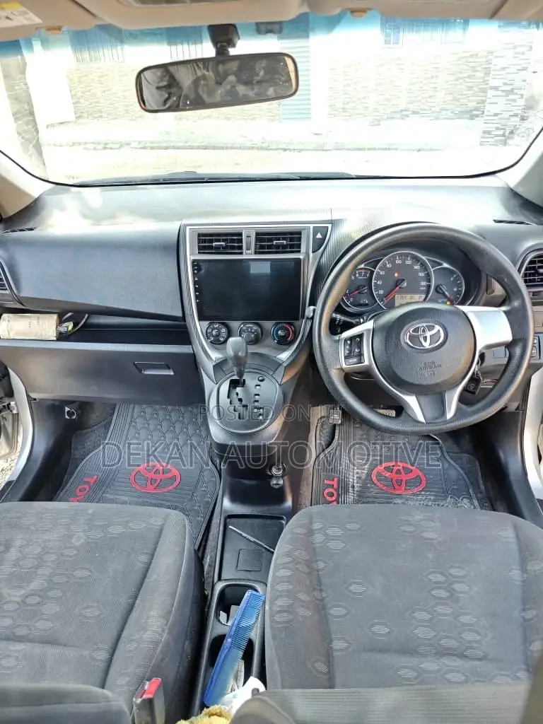 Toyota Ractis 1.3 FWD 2012 Silver