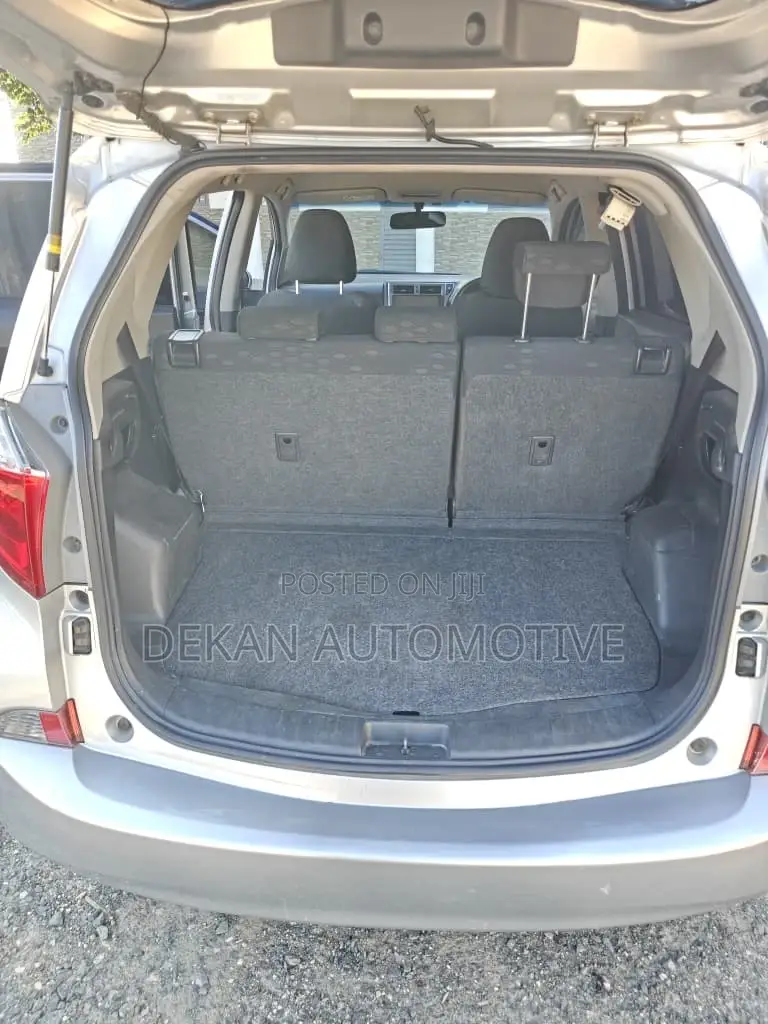 Toyota Ractis 1.3 FWD 2012 Silver