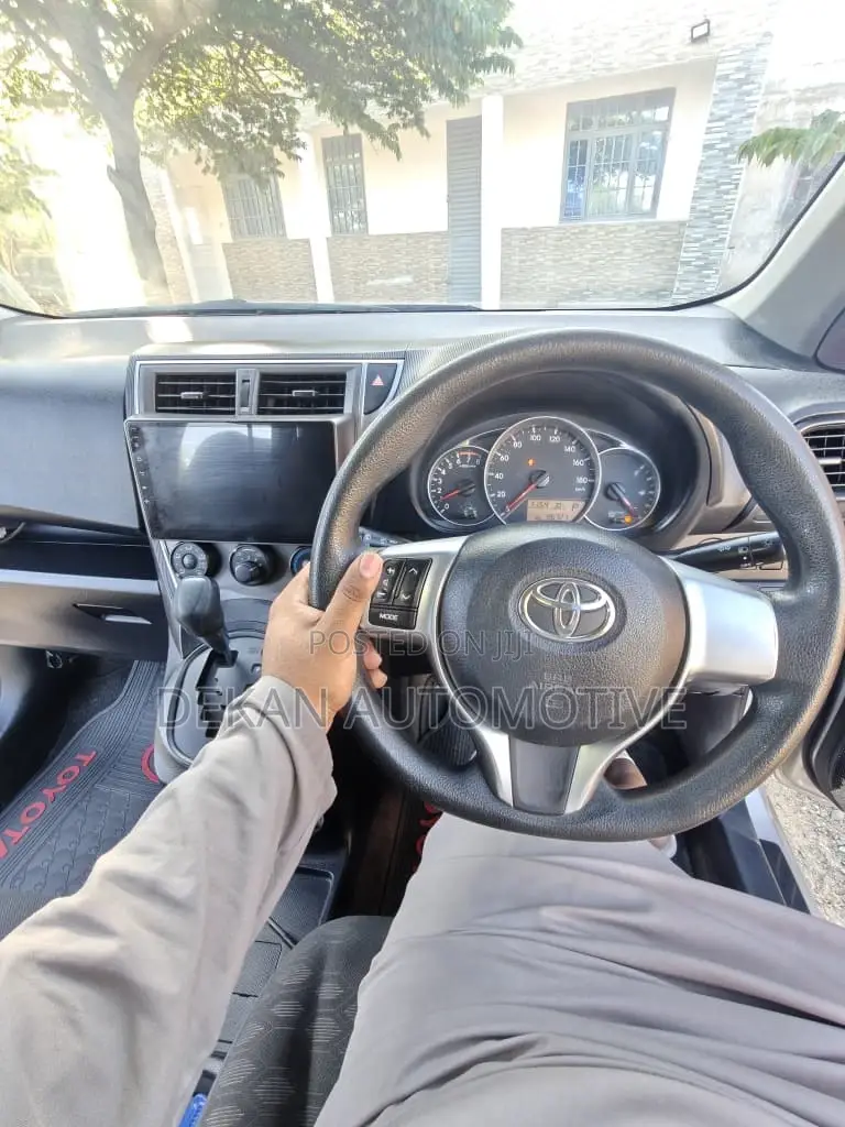 Toyota Ractis 1.3 FWD 2012 Silver