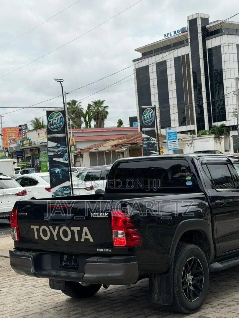 Toyota Hilux 2021 Black