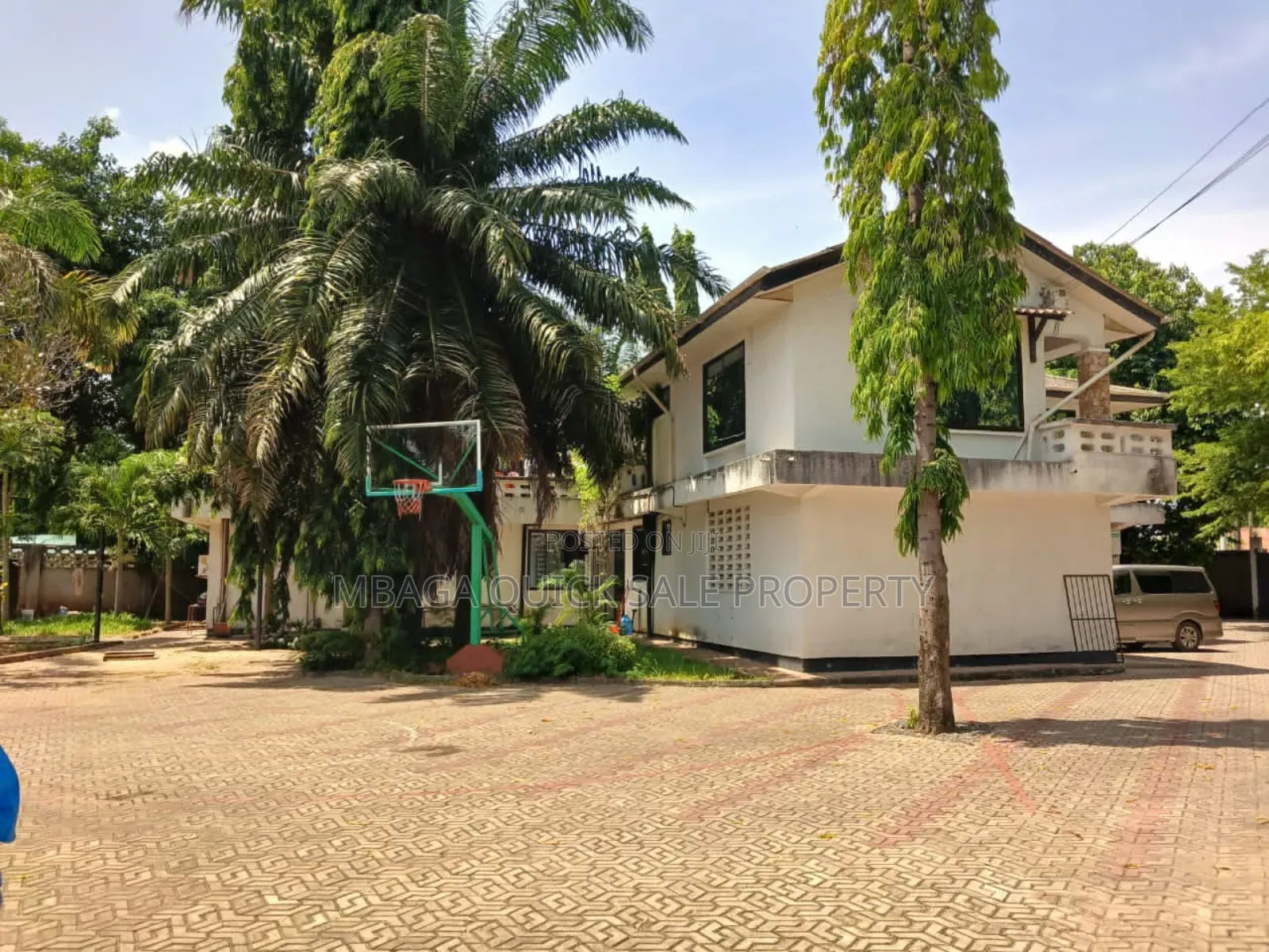 9bdrm House in Mikocheni for sale