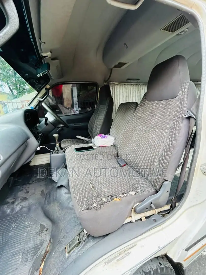 Toyota HiAce 2002 White