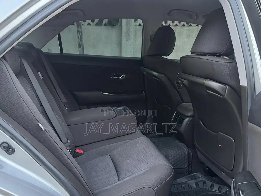 Toyota Crown 2010 Silver