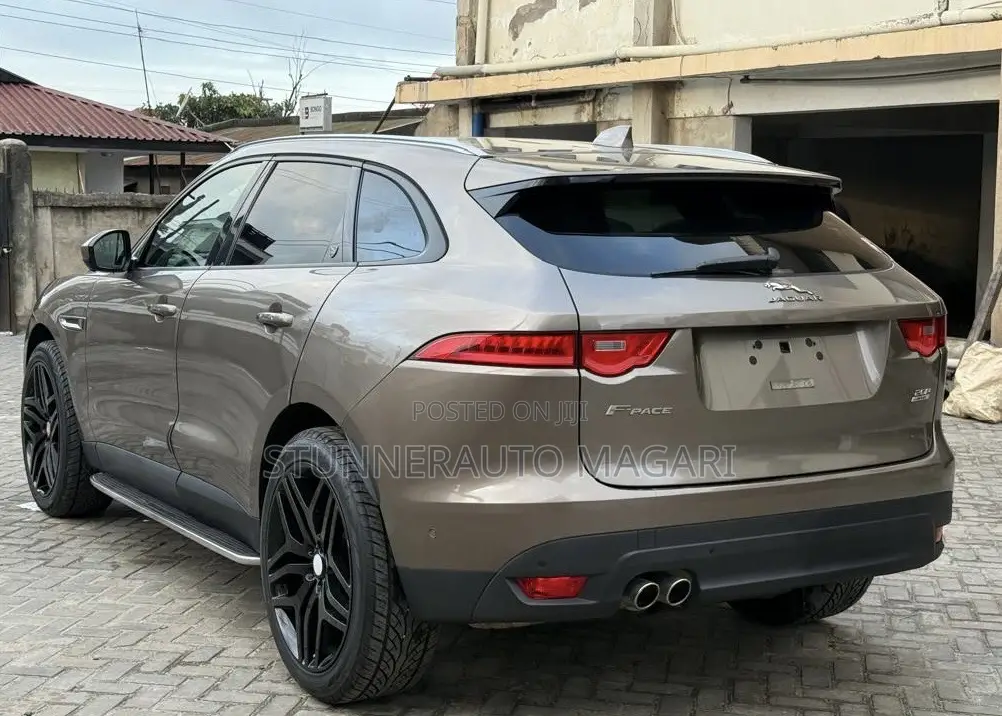 Jaguar F-Pace 2017 Gold