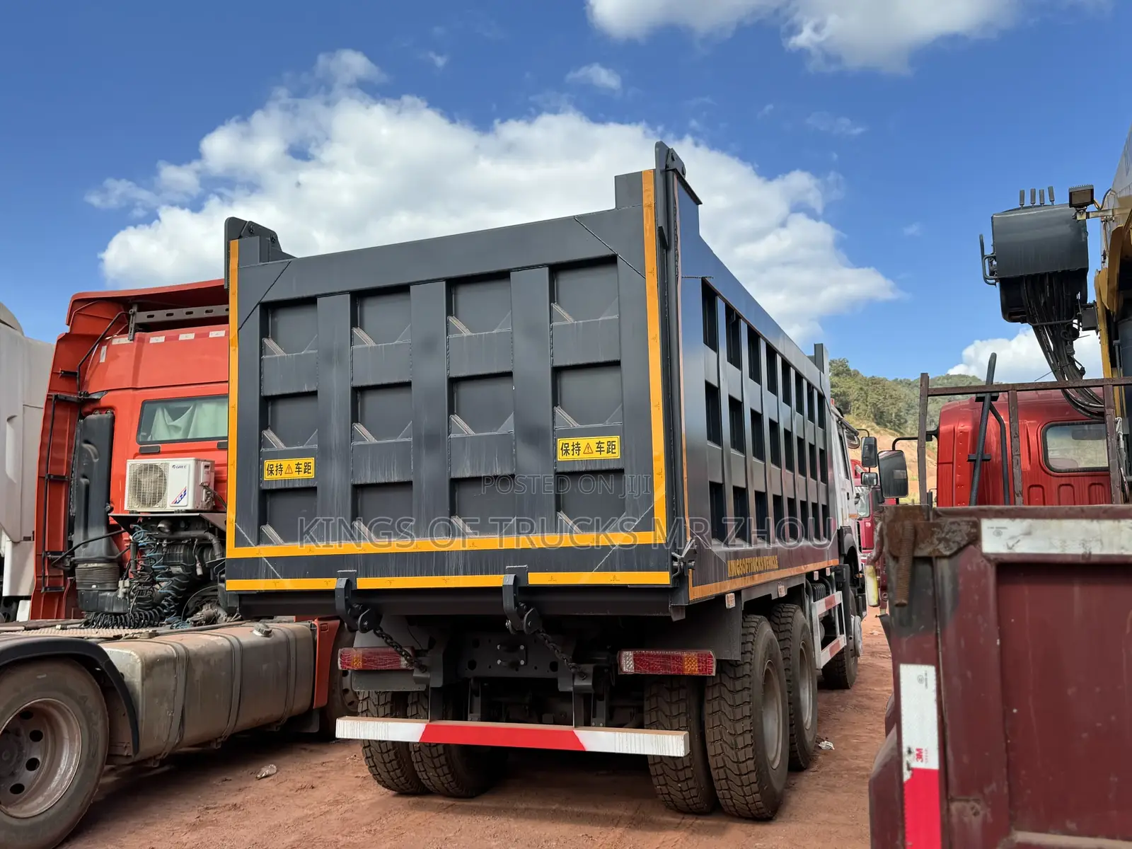 Ready for Order White and Black Howo 6x4 Dump Truck