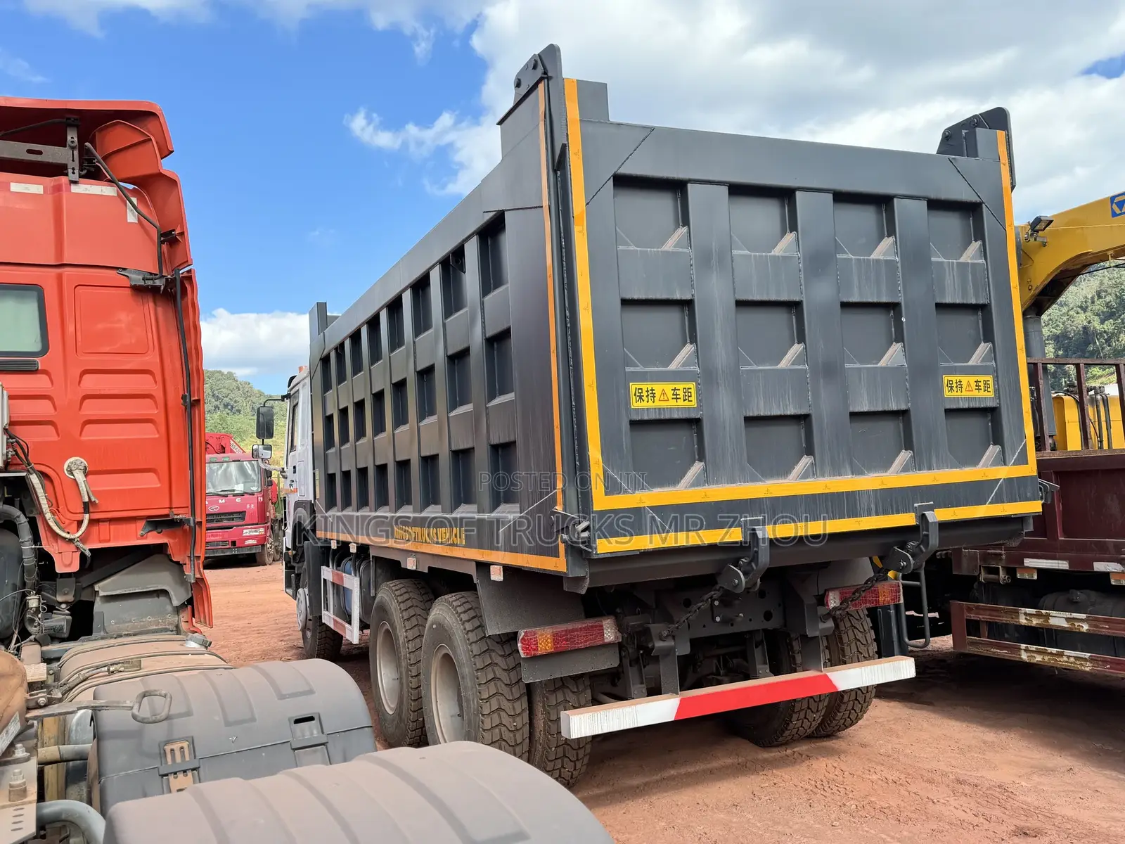 Ready for Order White and Black Howo 6x4 Dump Truck