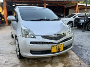 Toyota Ractis 1.3 FWD 2008 Silver