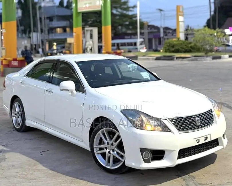 Toyota Crown 2010 Off white
