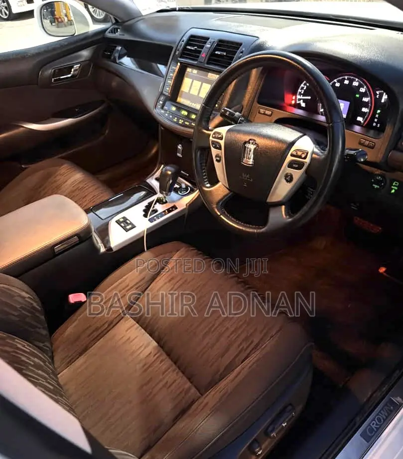 Toyota Crown 2010 Off white