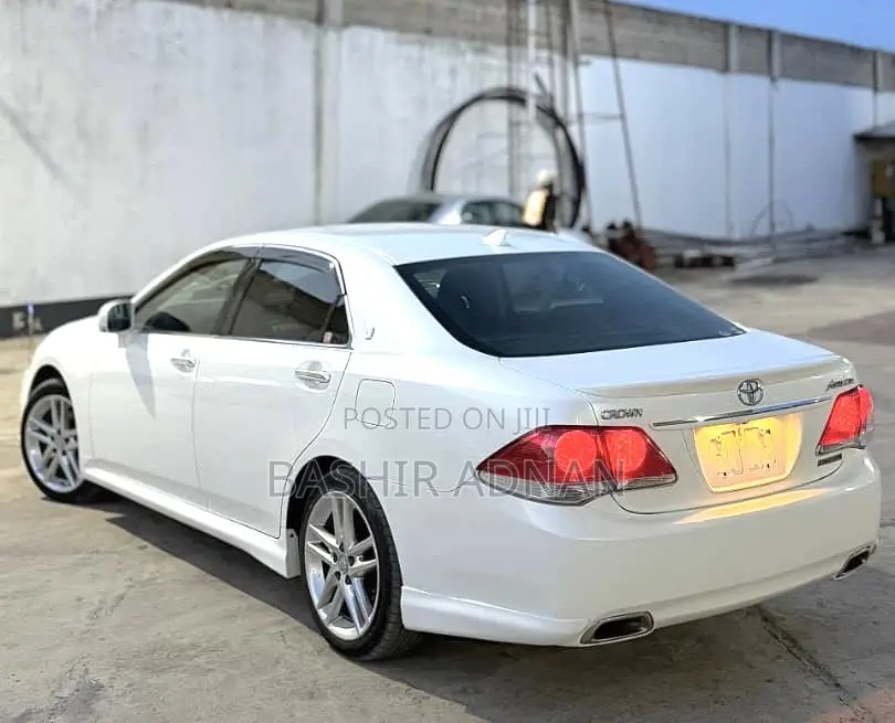 Toyota Crown 2010 Off white