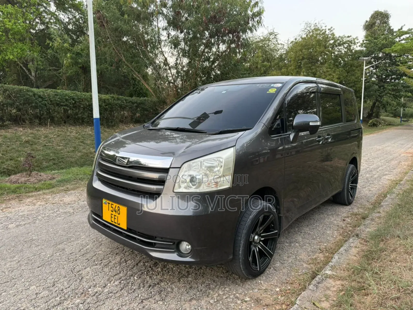 Toyota Noah 2009 Gray