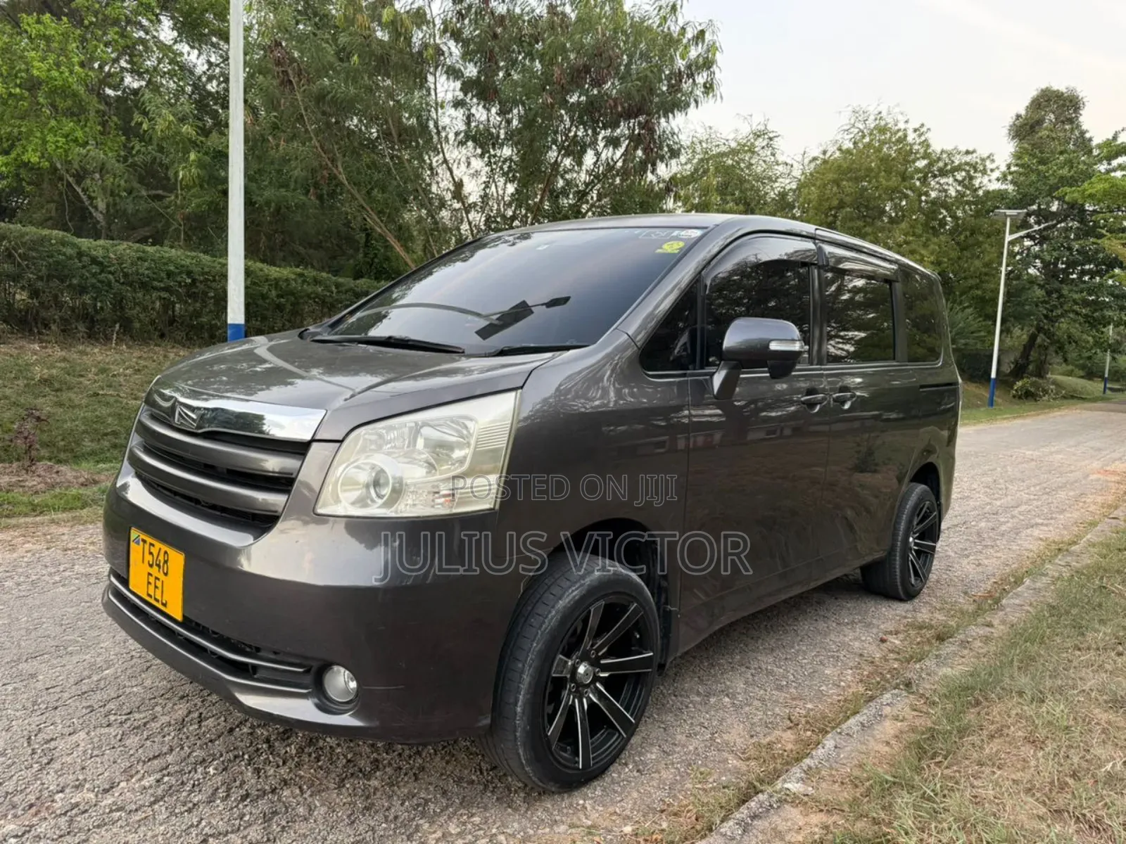 Toyota Noah 2009 Gray