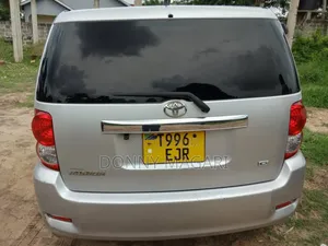 Toyota Corolla Rumion Hatchback 1.5 FWD 2010 Silver