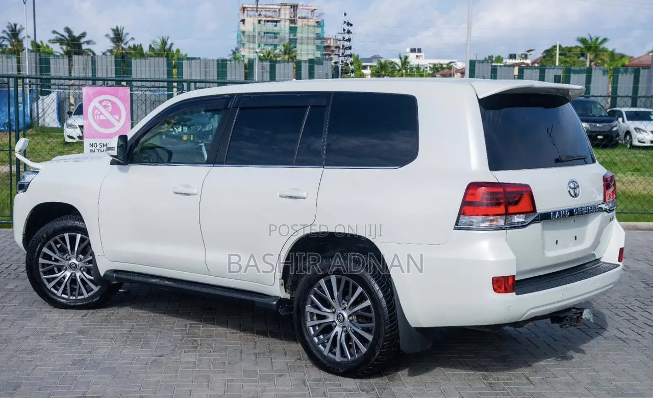 Toyota Land Cruiser 4.6 V8 AX 2016 White