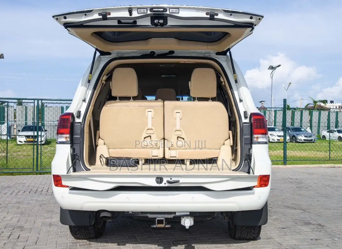 Toyota Land Cruiser 4.6 V8 AX 2016 White