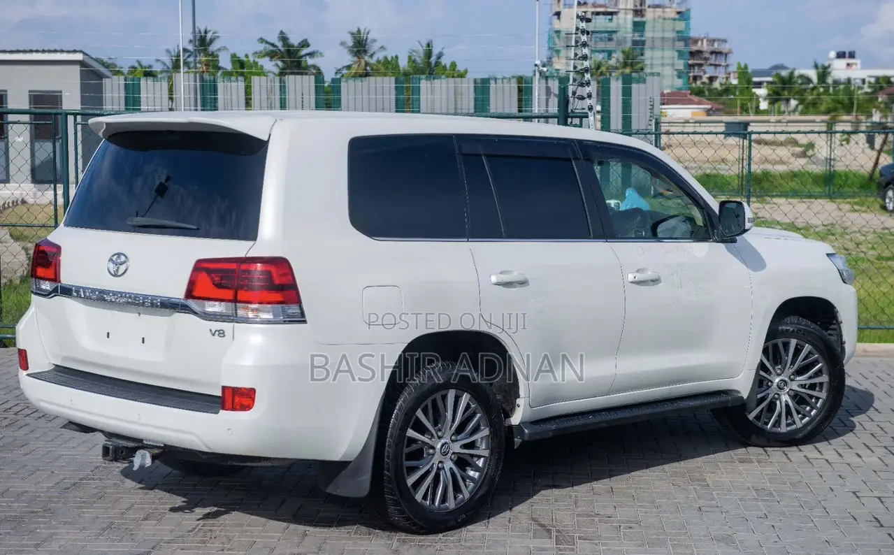 Toyota Land Cruiser 4.6 V8 AX 2016 White