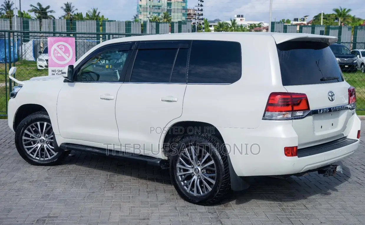Toyota Land Cruiser 2017 White