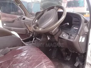 Toyota HiAce 2006 White