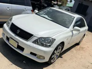 Toyota Crown Royale 2005 White