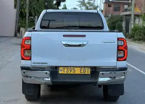 Toyota Hilux 2021 White