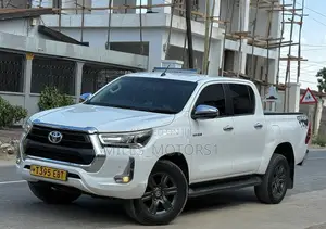Toyota Hilux 2021 White