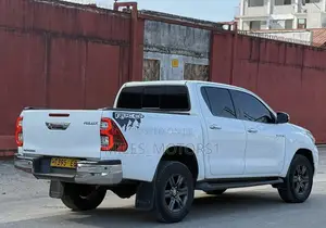 Toyota Hilux 2021 White