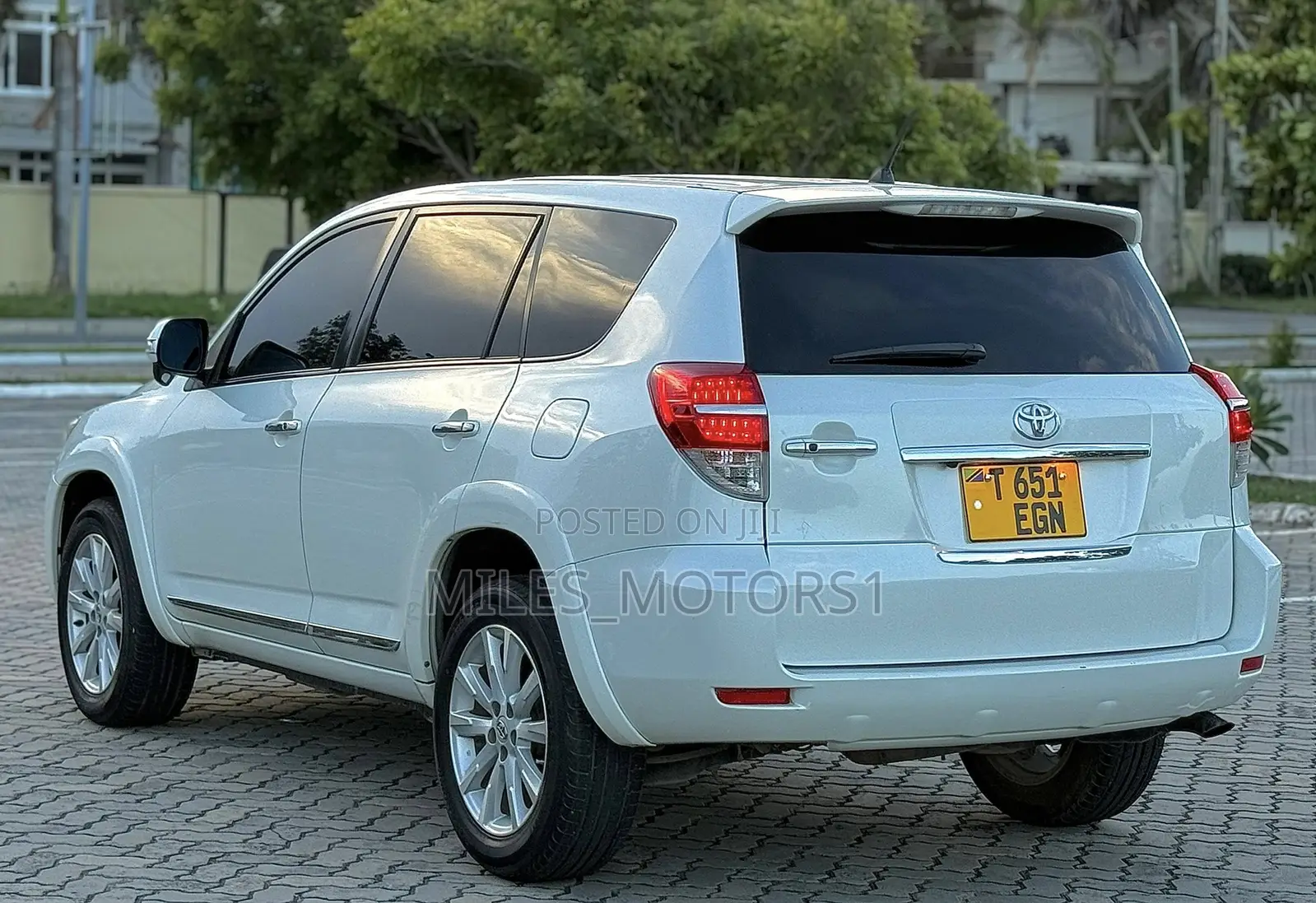 Toyota Vanguard 2012 White