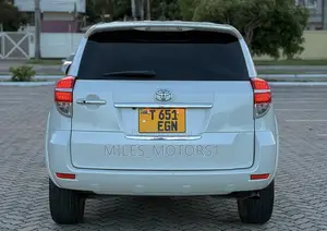 Toyota Vanguard 2012 White