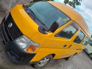 Nissan Caravan 2005 Yellow