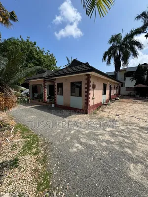 8bdrm House in Mbezibeach for sale