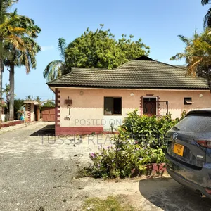8bdrm House in Mbezibeach for sale
