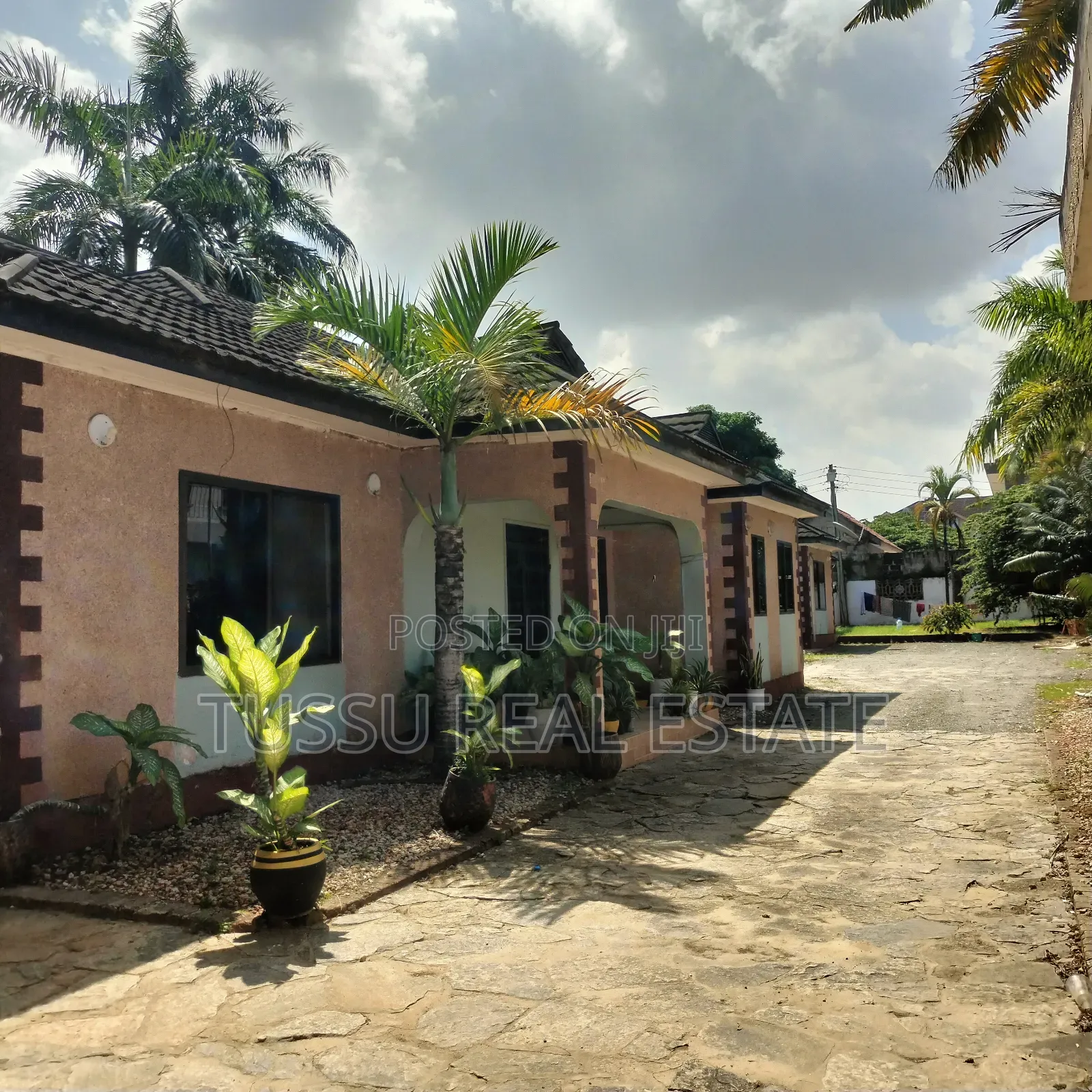 8bdrm House in Mbezibeach for sale